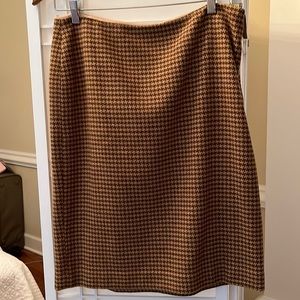 Ladies size 14 wool skirt. Color: Brown tweed, lined Brooks Brothers skirt.